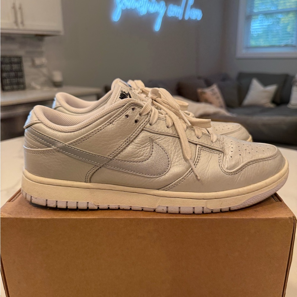 Nike Dunk Low SE “Metallic Silver”